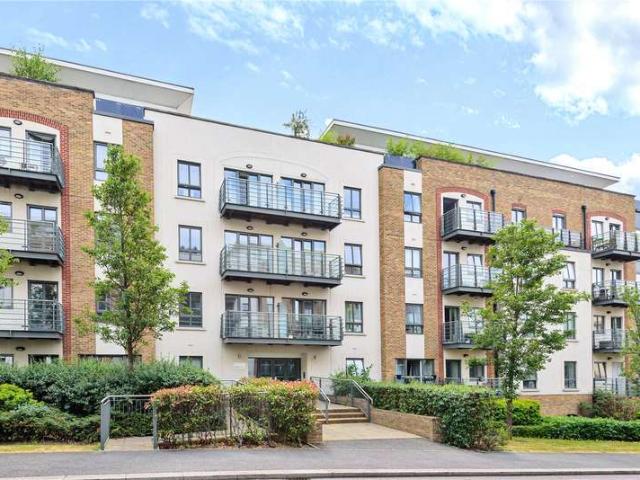 Flat for sale in Roehampton, Greater London