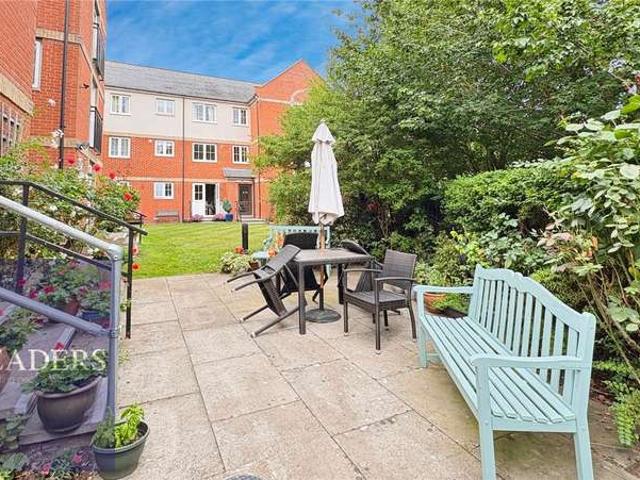 Flat for sale in Chipping Hill, Essex