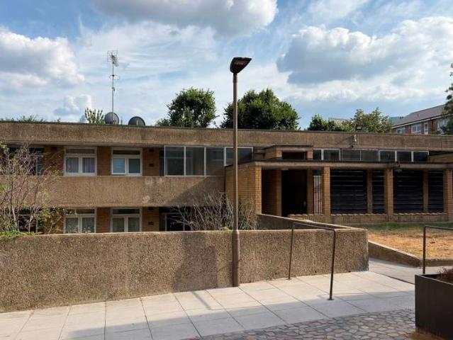 Flat for sale in Poplar Grove, Greater London