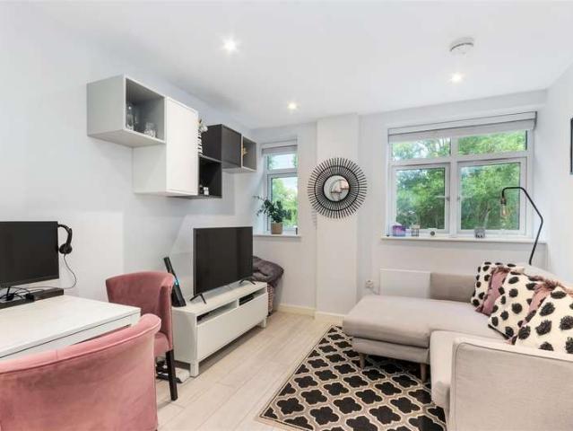 Flat for sale in Motspur Park, West Barnes