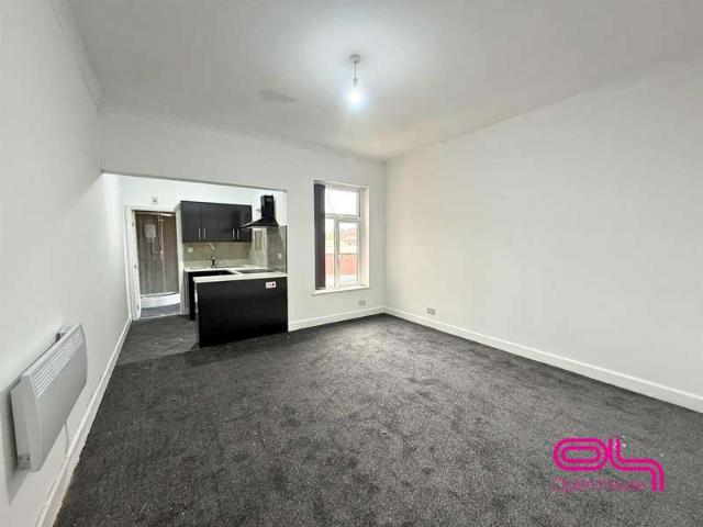 Flat for rent in Lee Bank, Greater Manchester