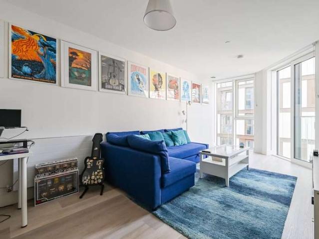 Flat for sale in Wood Green, Hale Village