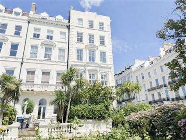 Flat for sale in Bohemia, Guestling Green