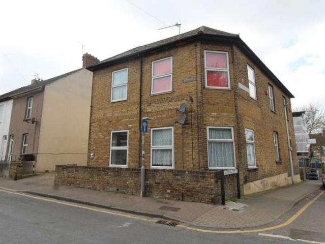 Flat for sale in Brompton, Gillingham