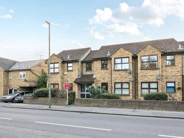 Flat for sale in Upper Halliford, Spelthorne