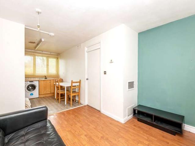 Flat for sale in North Kensington, Greater London