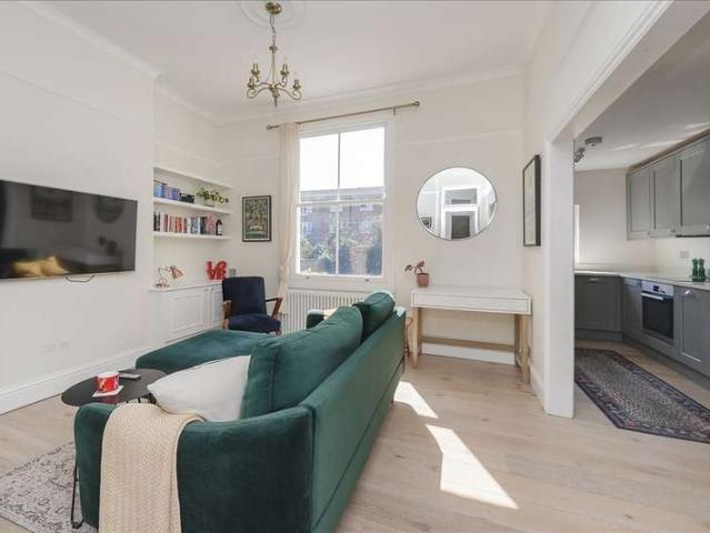 Flat for sale in Shepherd's Bush, Greater London