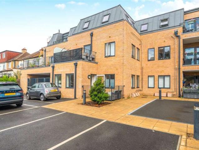 Flat for sale in Tolworth, Greater London