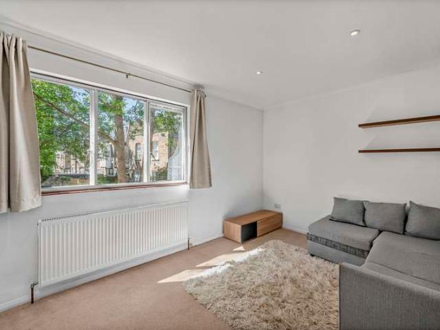 Flat for sale in Highbury, Greater London