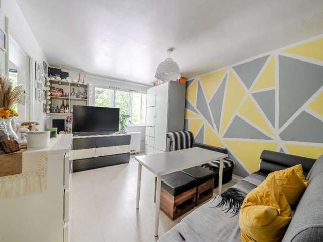 Flat for sale in Bowes, Greater London