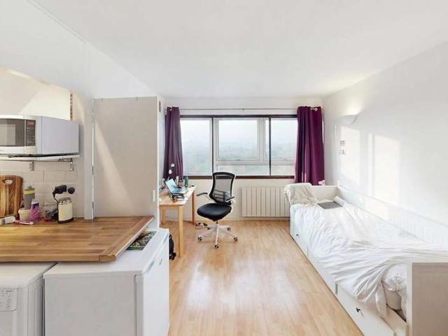 Flat for sale in Brownswood Park, Stoke Newington