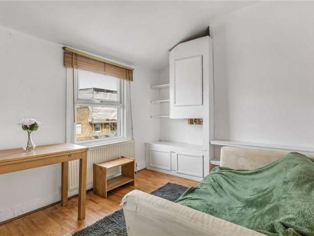 Flat for sale in Furzedown, Greater London
