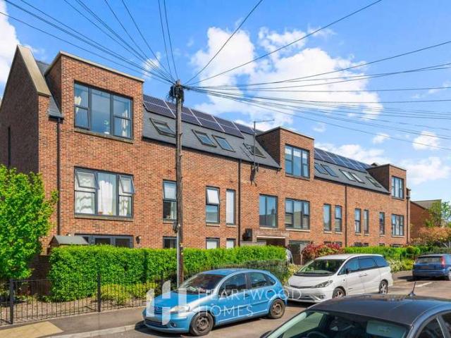 Flat for sale in St Albans, Five Acres