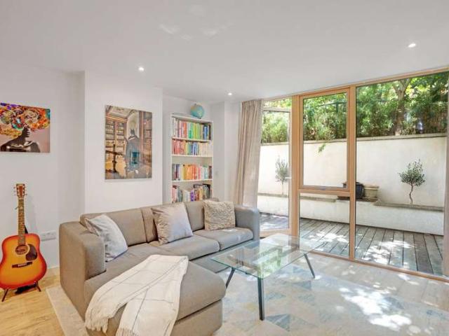 Flat for sale in Highbury, Greater London