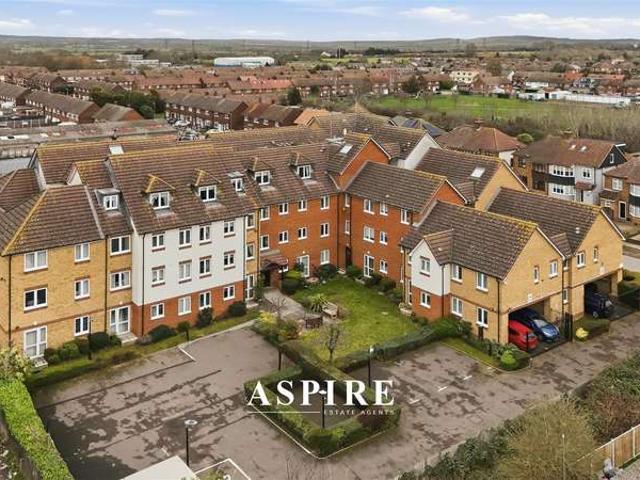 Flat for sale in Grays, Essex