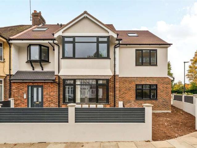 Flat for sale in London Borough of Ealing, Greater London