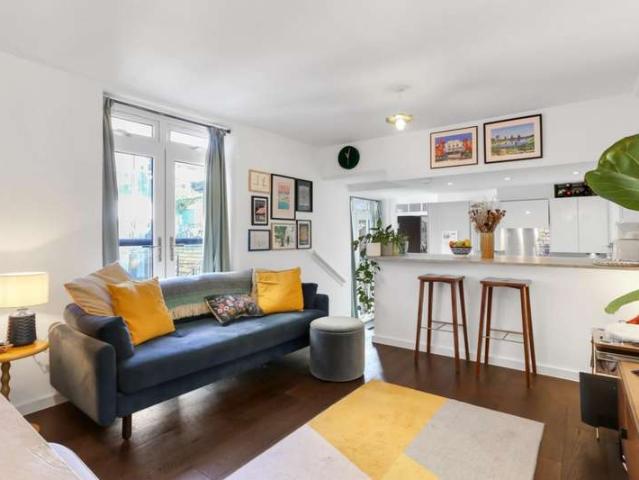 Flat for sale in Stoke Newington, Greater London