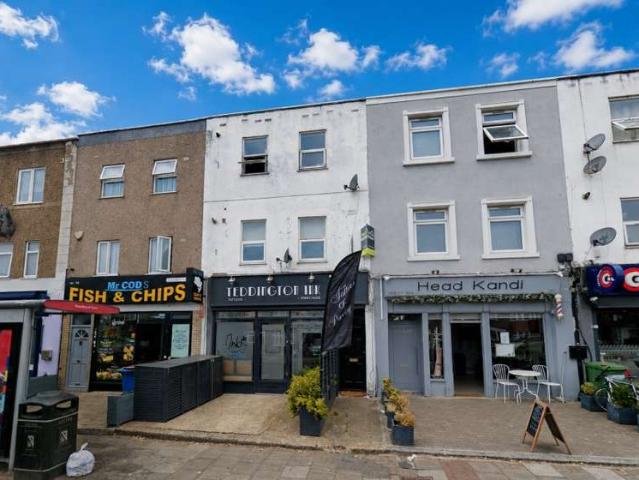 Flat for sale in Strawberry Hill, Greater London