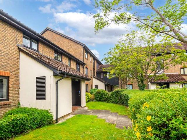 Flat for sale in Red Hill, Surrey