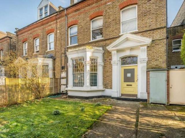 Flat for sale in Queen's Park, Greater London