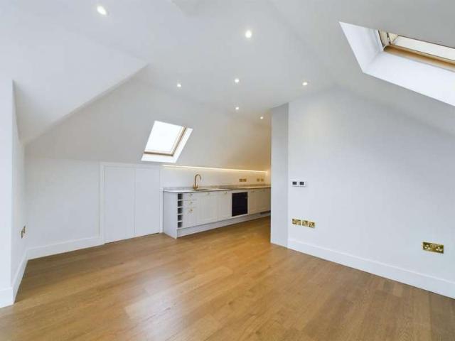 Flat for sale in Brondesbury, Greater London