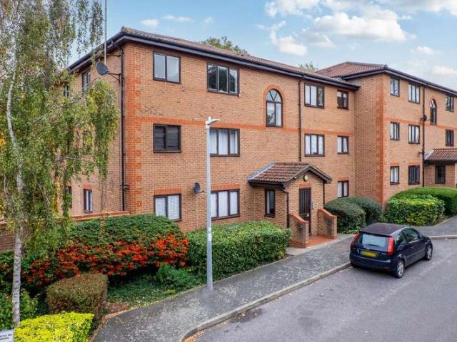 Flat for sale in Worcester Park Estate, Monks Orchard