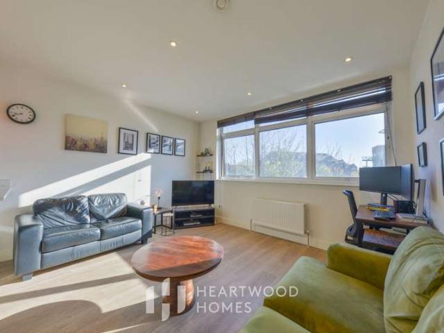 Flat for sale in St Albans, Five Acres