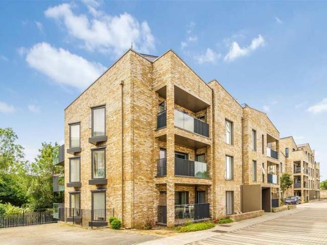Flat for sale in London Borough of Merton, Collier's Wood