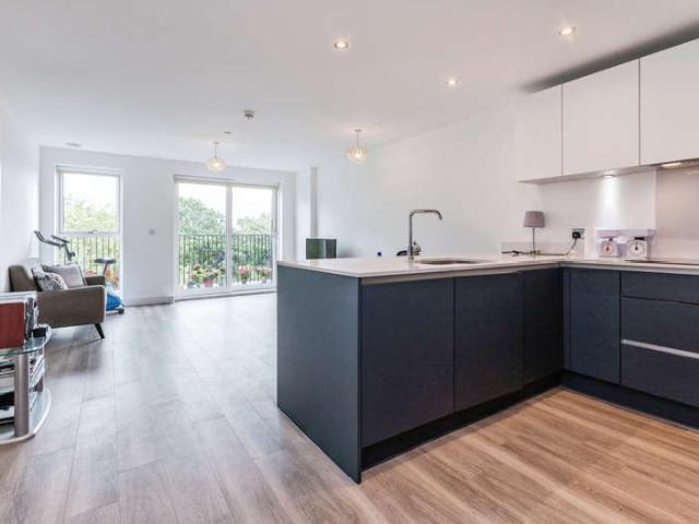 Flat for sale in Winchmore Hill, Edmonton