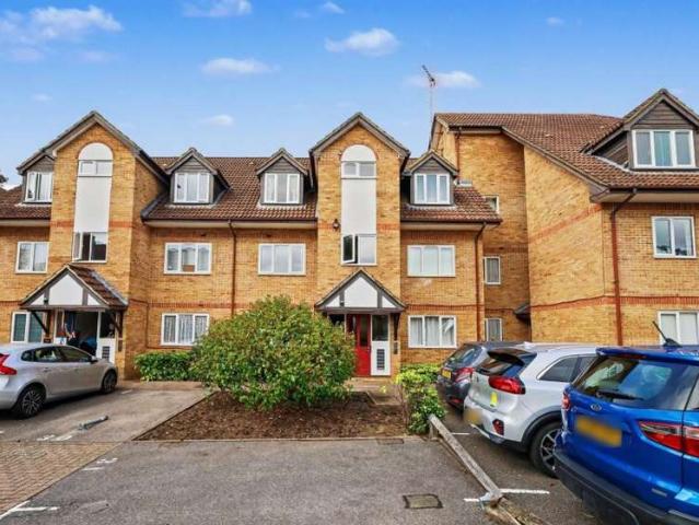 Flat for sale in Garston, Watford