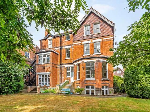 Flat for sale in London Borough of Merton, Raynes Park
