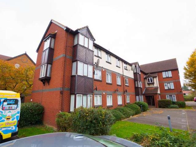 Flat for sale in Lower Edmonton, Greater London
