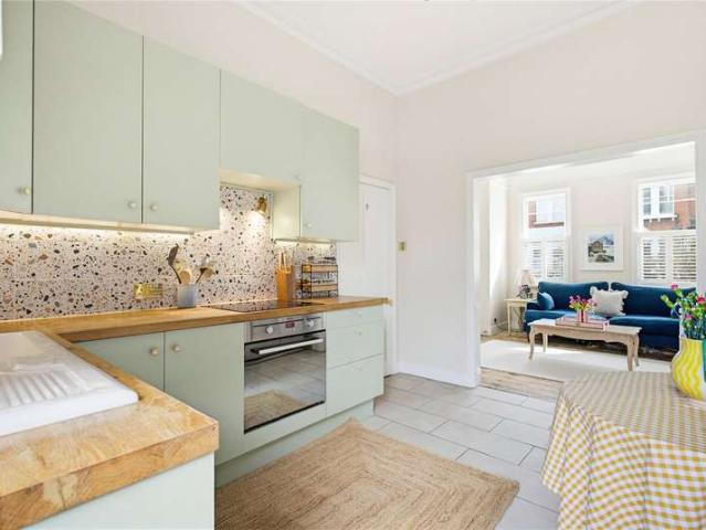 Flat for sale in Balham, Greater London