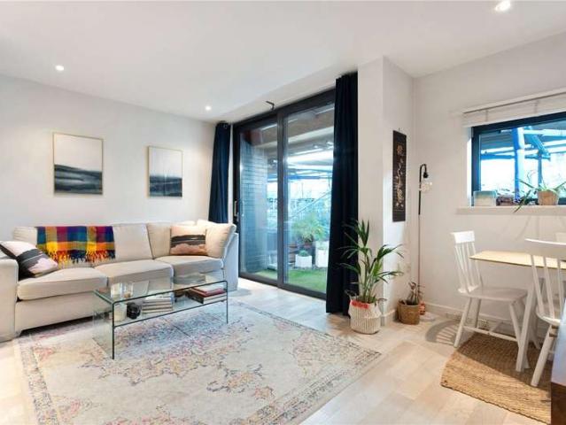 Flat for sale in Finsbury Park, Greater London