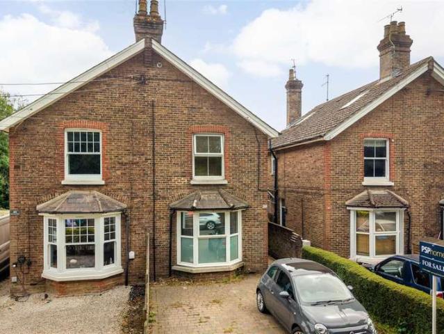 Flat for sale in Perryfields, West Sussex