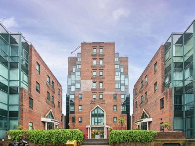 Flat for sale in Isle Of Dogs, Millwall