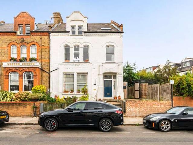 Flat for sale in Stroud Green, Greater London