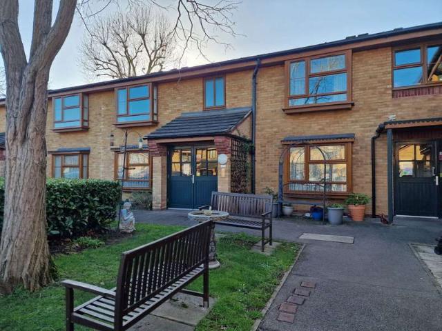 Flat for sale in Grays, Essex
