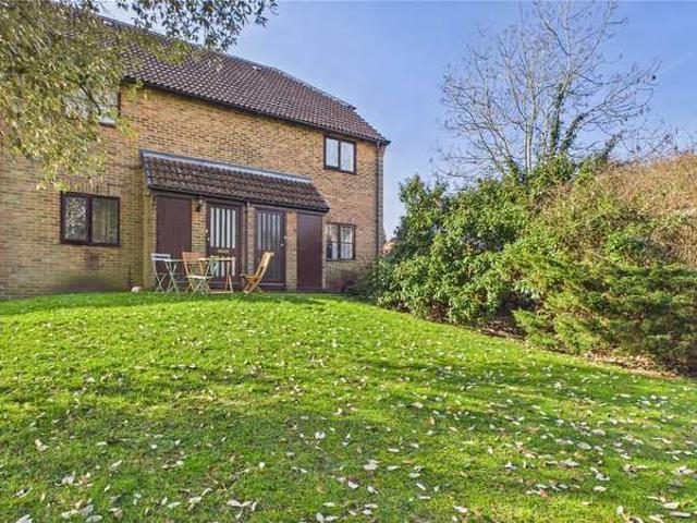 Flat for sale in Heol-las, Surrey