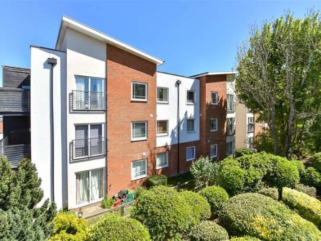 Flat for sale in Pachesham Park, Surrey