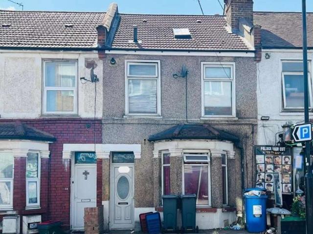 Flat for sale in London Borough of Hounslow, Greater London