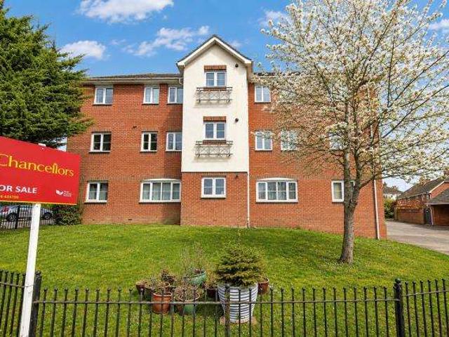 Flat for sale in Hart, Hampshire