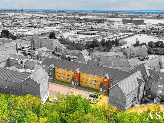 Flat for sale in Purfleet, Essex