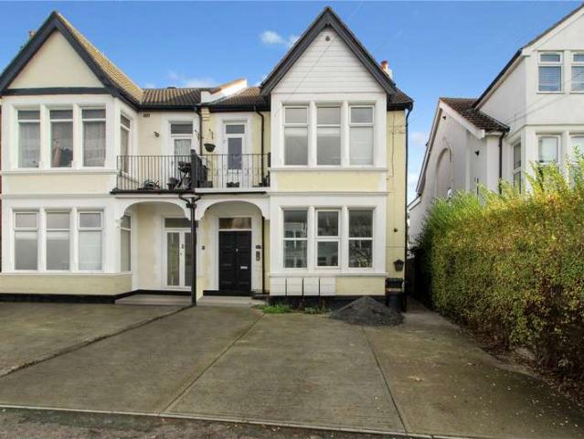 Flat for sale in Alton Barnes, Essex