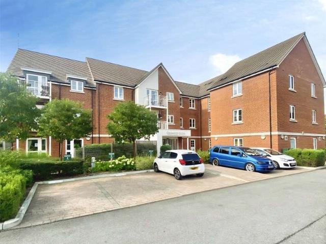 Flat for sale in Emmbrook, Wokingham