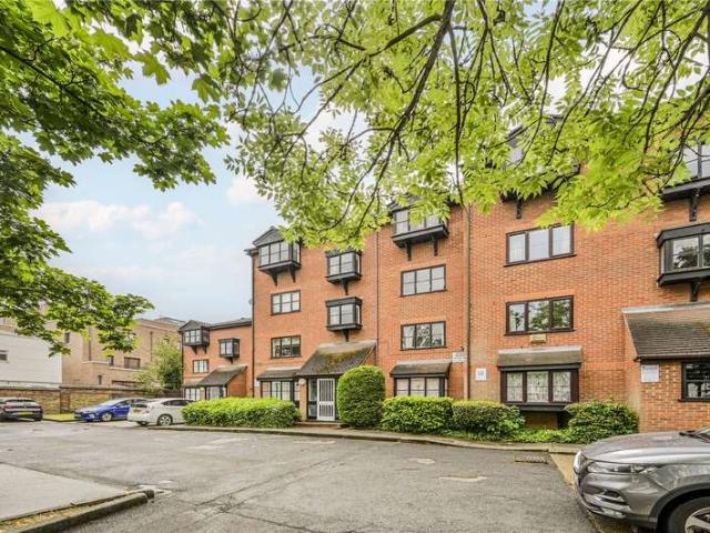 Flat for sale in Harringay, Greater London