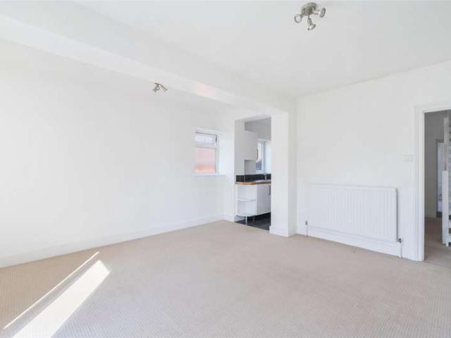 Flat for sale in Red Hill, Surrey