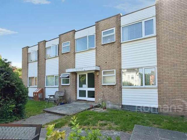 Flat for sale in Cargate, Aldershot