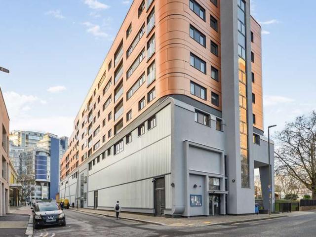 Flat for sale in Battersea, Greater London