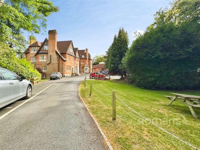 Flat for sale in Little Sandhurst
